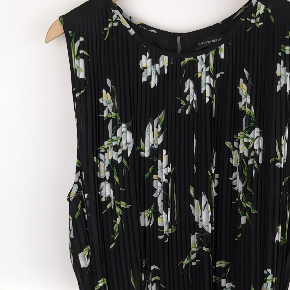 Banana Republic • Georgette Floral Pleated Dress - Picture 3 of 9